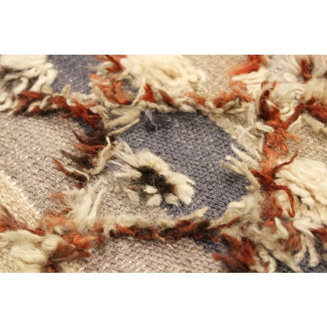 Moroccan 1990s 1990s Modern Moroccan High-Low Blue/Gray Wool Rug - 4'3'' X 6'4'' For Sale - Image 3 of 8