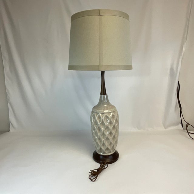 Mid-Century Modern Geometric Ceramic Table Lamp With New Linen Shade. For Sale - Image 6 of 10