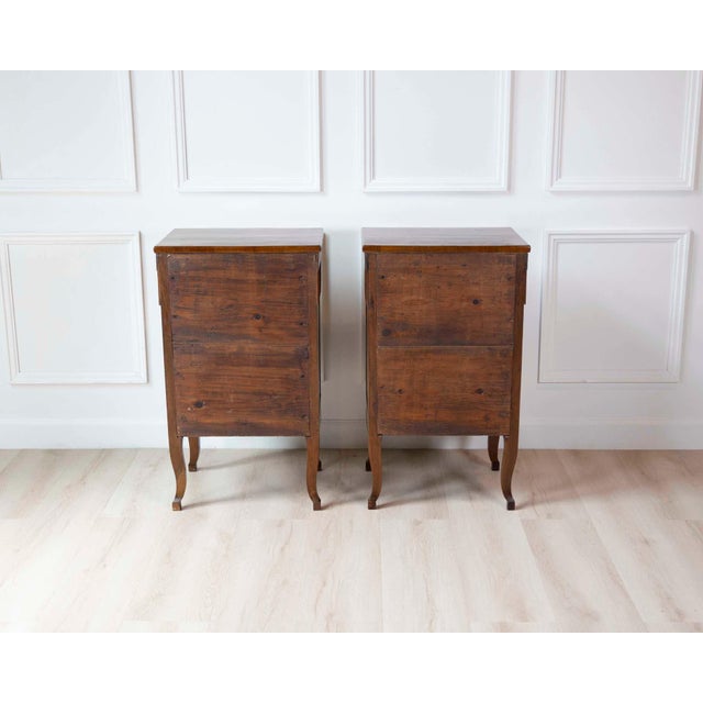 Brown Pair of Italian 18th Century Walnut Bedside Chests with Carved Fluted Drawers For Sale - Image 8 of 11