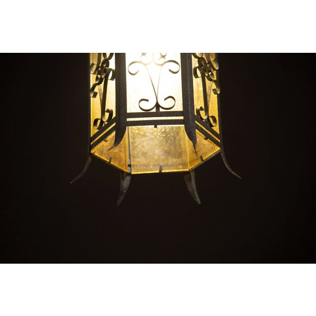Splendid Italian lantern made around the 1960s. Measurements: 70 cm in height and 28 in diameter. Mount a European...