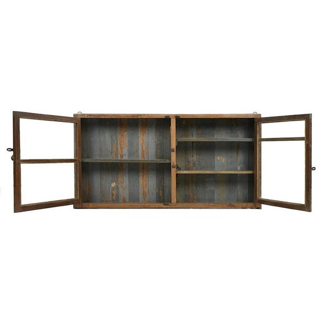 This solid wood wall display case is distinguished by its patinated background, giving a vintage and authentic charm to...
