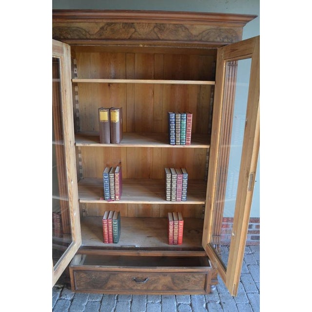 19th century German walnut bookcase, china cabinet, display cabinet, shop cabinet, library cabinet. The height is 185 cm....