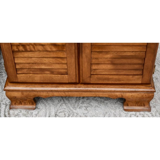 1960s Vintage Ethan Allen Pair of Maple Louvered Door Side/End Tables/Nightstands For Sale - Image 5 of 13