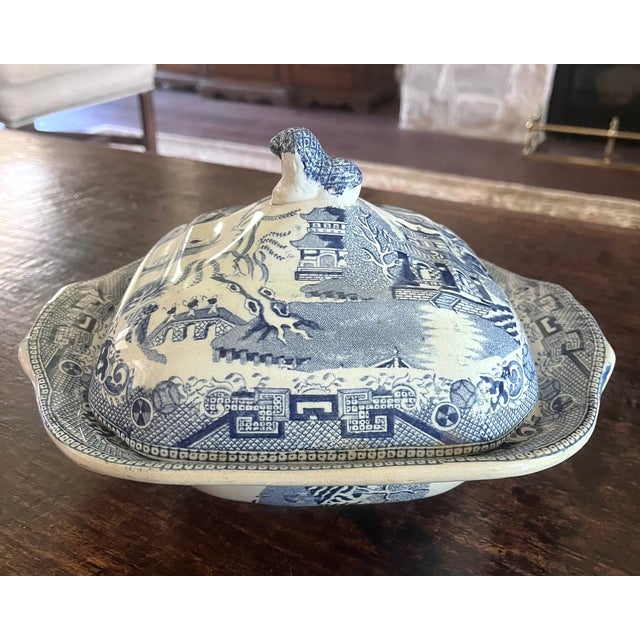 Antique 19th Century English Blue Willow Covered Vegetable Serving Dish With Lion Finial Handle For Sale In Dallas - Image 6 of 16