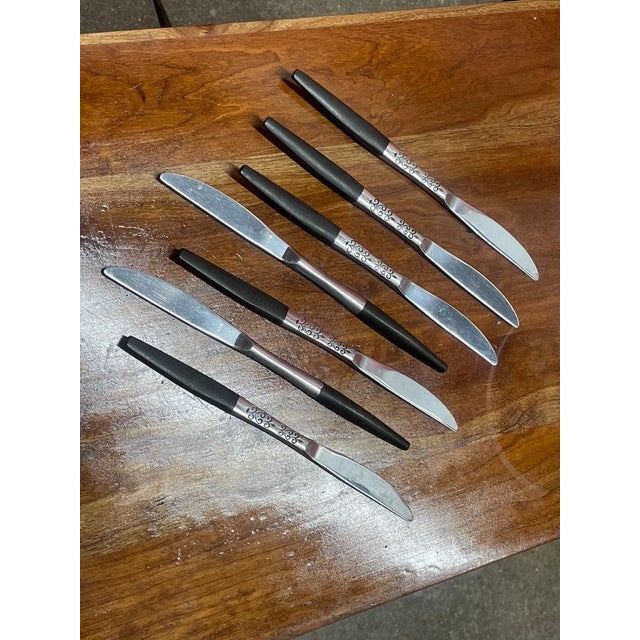 Essential place setting knives and attractive serving pieces in the popular Mid-Century Modern 'Canoe Muffin' pattern....