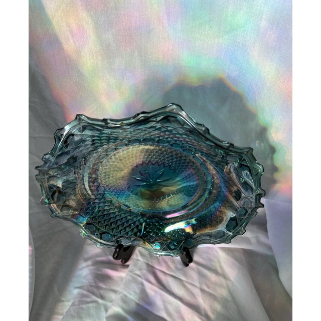 Ruffled or scalloped edge with smooth top and diamond cut bottom.