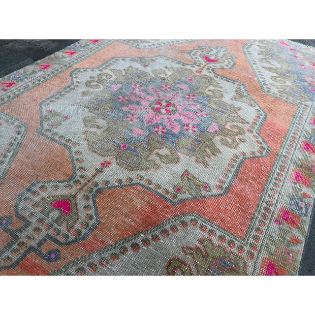 1960s Vintage Turkish Oushak Faded Rug - 4′3″ × 7′ For Sale - Image 9 of 11