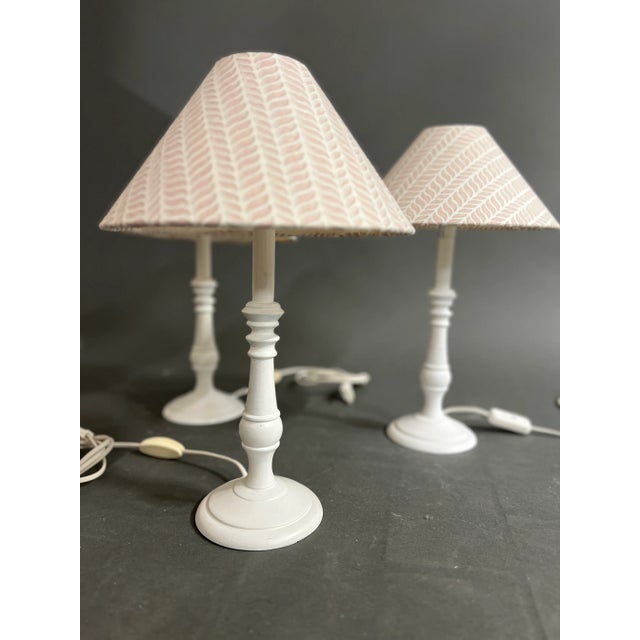 Vintage Table Lamp in White For Sale - Image 3 of 5
