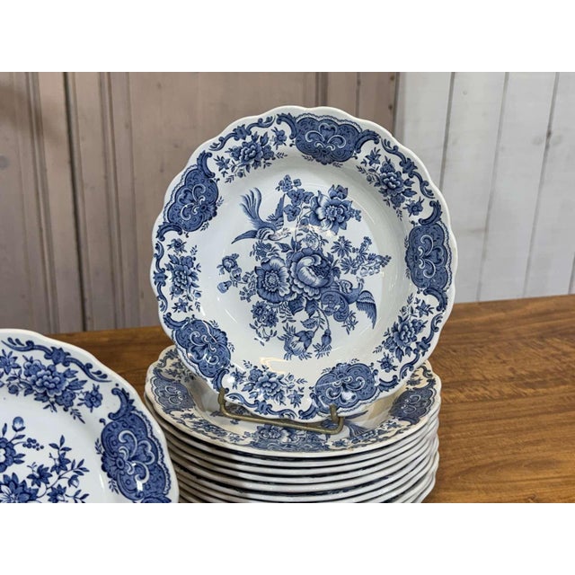 1980s Staffordshire English Porcelain Dinner Service from Ridgway, 1980s, Set of 35 For Sale - Image 5 of 13