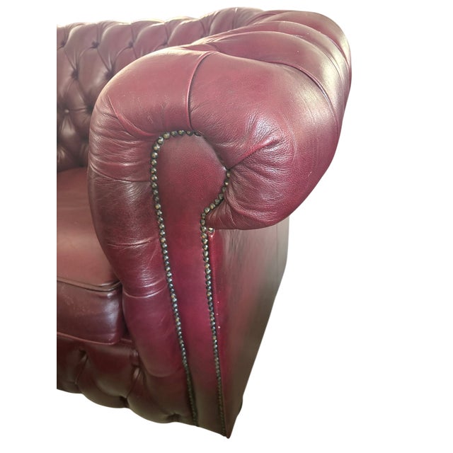 Chesterfield Sofas in Purple Leather, 1980, Set of 3 For Sale - Image 9 of 10