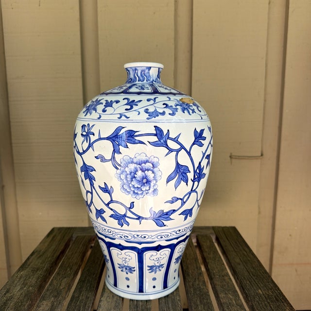 Chinoiserie Mid-Century Meiping Blue and White Vase For Sale - Image 3 of 9