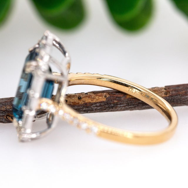 Metal 5.46ct London Blue Topaz & Natural Diamond Ring in Solid 14k White & Yellow Gold, Size 6.75 For Sale - Image 7 of 7