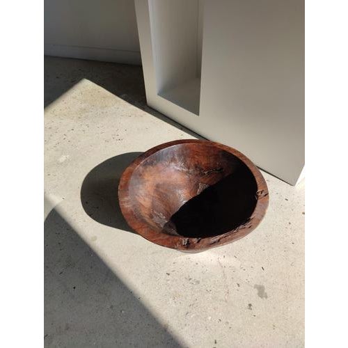 Large old teak bowl. Unique monoxyl piece. The natural roughness of raw wood (irregularities, holes, rings and cracks)...