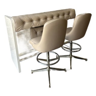 1960s Beige Vinyl Tufted Bar With Matching Swivel Stools - Set of 3 For Sale