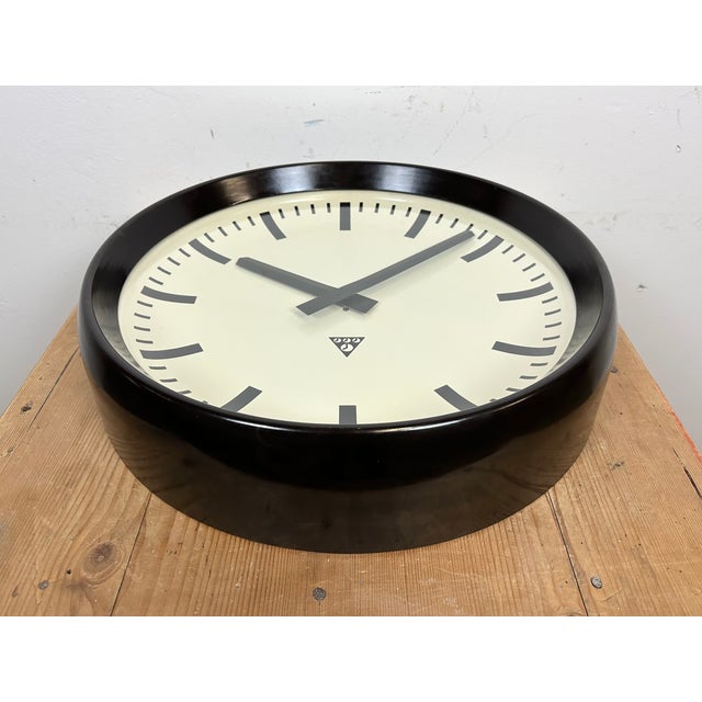 Brown Large Industrial Bakelite Factory Wall Clock from Pragotron, 1960s For Sale - Image 8 of 17