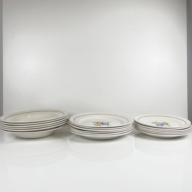 Service for 6 people "The Beehive", Moulins des Loups, 20th century Includes: 6 dinner plates, soup plates and dessert...