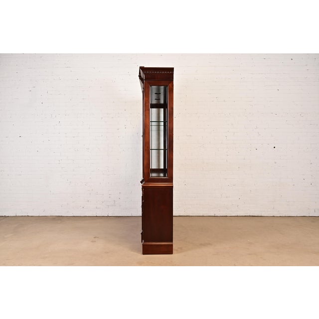 Late 20th Century Ethan Allen Georgian Carved Flame Mahogany Lighted Breakfront Bookcase Cabinet For Sale - Image 13 of 16