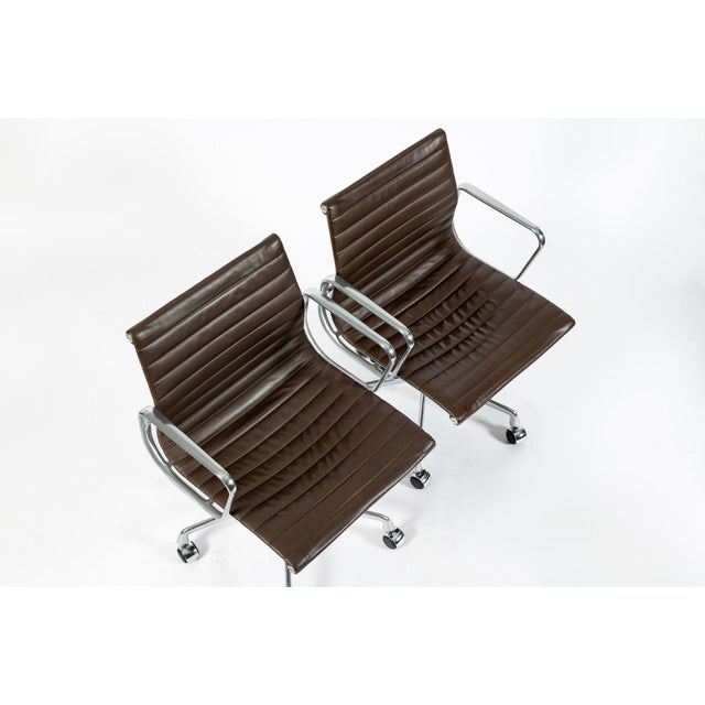 Set of 4 Eames Thin Pad Office Chairs for Herman Miller, Brown Leather Aluminum Group For Sale - Image 9 of 16
