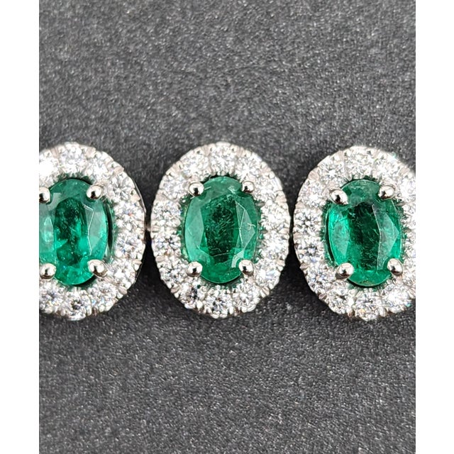 9.45 Ct Natural Emerald & Diamond Bracelet For Sale - Image 4 of 8