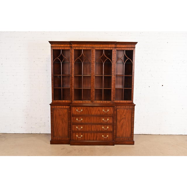 A gorgeous Georgian or Chippendale style lighted breakfront bookcase or dining cabinet By Henkel Harris USA, 1992...