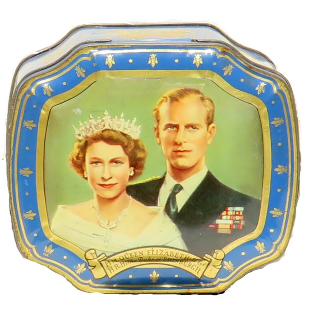 Lovely pair of souvenir pieces celebrating the coronation of Queen Elizabeth II in 1953. The plate features a center...