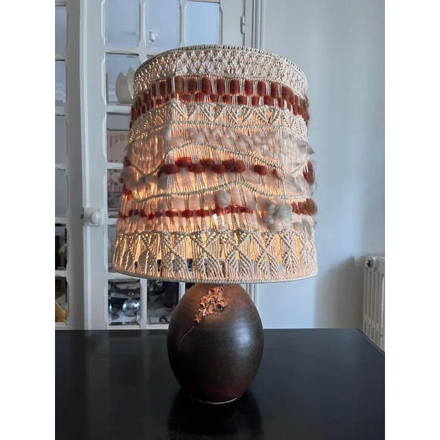 Large sandstone lamp with stylized flower, original lampshade, 70s. Base height 35cm diameter 22cm. European Plug (up to...