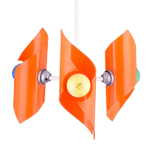 Original mid-century / vintage hanging lamp in a color typical of the 60s and 70s and an almost futuristic design. Because...