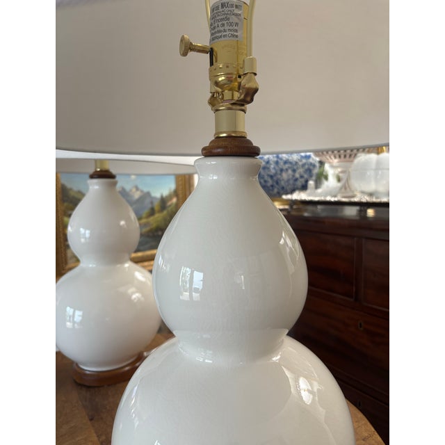 Chinoiserie Lauren Ralph Lauren Creamy Off White Crackle Glaze Double Gourd Lamps With Shades, a Pair For Sale - Image 3 of 7
