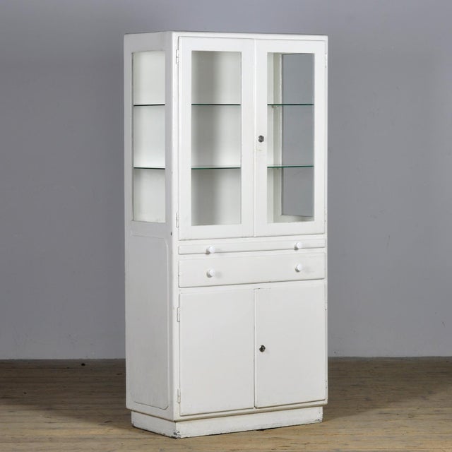 This industrial piece, dating from the mid-20th century (1940s-1950s), combines functionality with a timeless look....