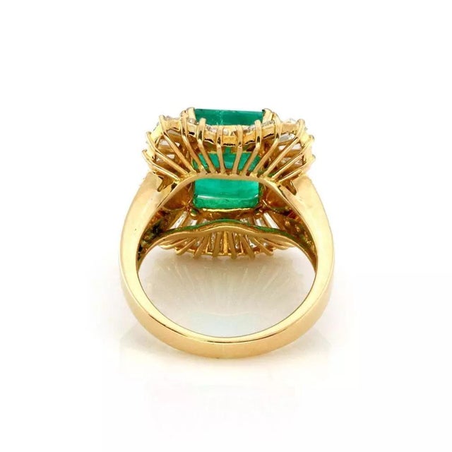 Contemporary Estate Diamond & Emerald 18k Yellow Gold Cocktail Ring Size 6 For Sale - Image 3 of 4