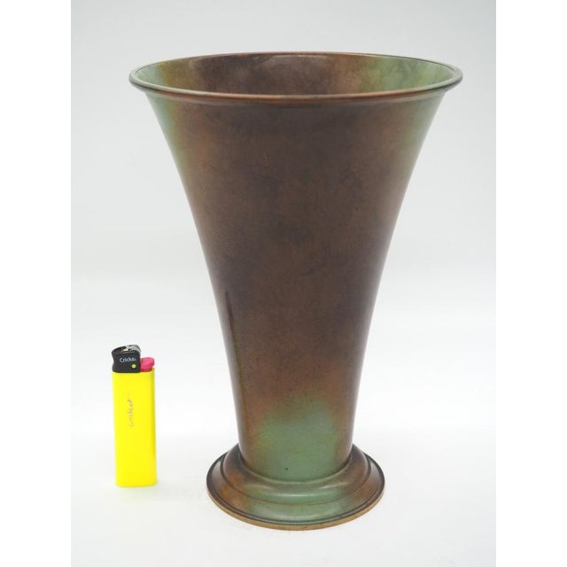 A sleek and timeless vase from Ystad Brons, known for its solid craftsmanship and clean lines within Swedish modernist...