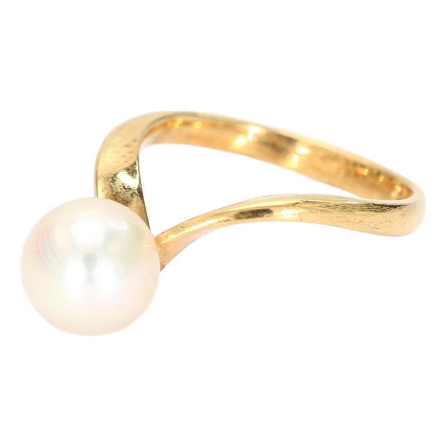 18k Yellow Gold "V" Shaped Ring Band With 8.3mm Pearl - Size 6.25 For Sale