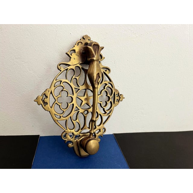 Early 20th Century Victorian Brass Hand & Gavel Door Knocker, 1940s For Sale - Image 5 of 18