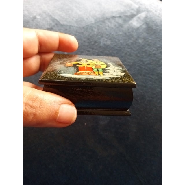 GORGEOUS Russian Lacquer Ware 2.5" Hinged Trinket Box This 2.5" hinged trinket box is a stunning example of Russian...