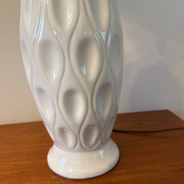 1960s Mid-Century Modern White Ceramic Table Lamp With Walnut Wood Neck and Lampshade For Sale In Miami - Image 6 of 12