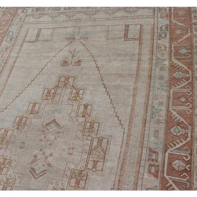 Mid 20th Century Mid 20th Century Taupe Background Turkish Vintage Oushak Rug With Tribal Medallion Design For Sale - Image 5 of 13