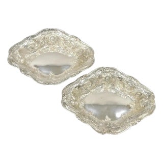 Early 20th Century M&h English Victorian Art Nouveau Silver Plated Floral Repousse Fruit Bowls Pair For Sale