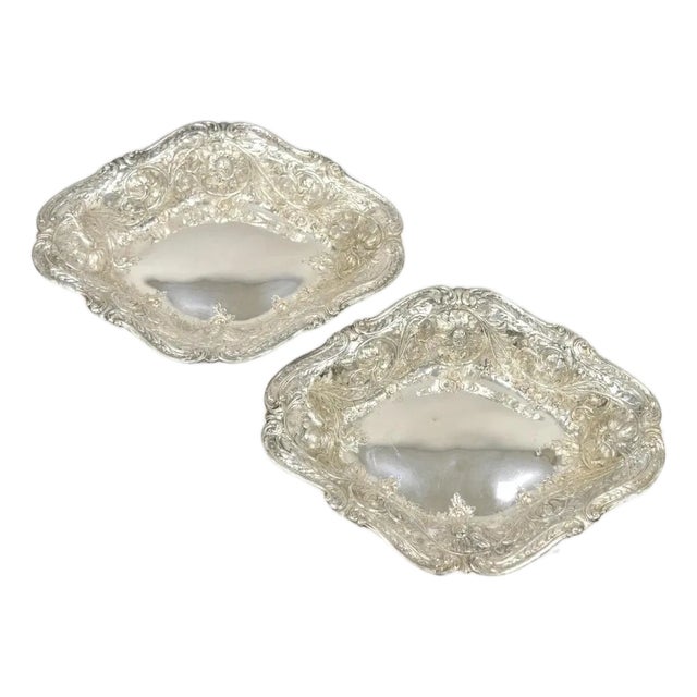 Early 20th Century M&h English Victorian Art Nouveau Silver Plated Floral Repousse Fruit Bowls Pair For Sale