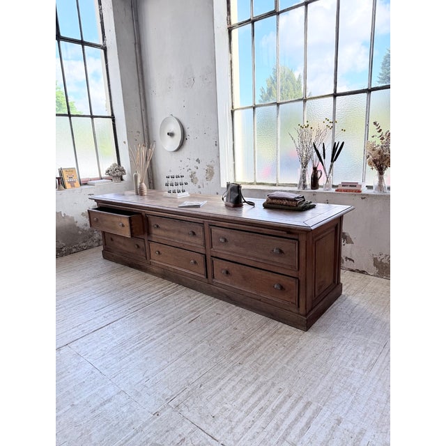 A very old confectioner's counter in solid oak, dating from around 1900. we love its extra-large size, measuring 3 meters...