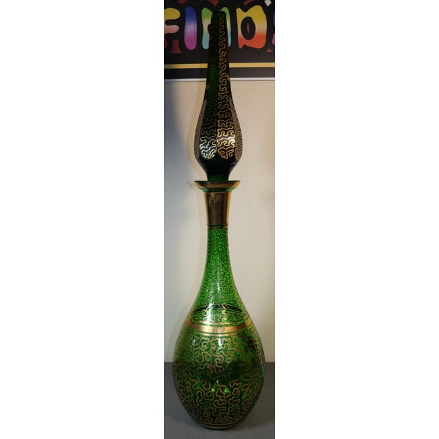 Vintage Mid 20th Century Bohemian Emerald Green Glass Wurmlinien Decorated Roses Floral Motif Decanter With Large Faceted Pointed Stopper For Sale - Image 4 of 10
