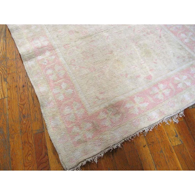 1920s Ivory Rose Floral Antique Indian Agra Cotton Rug 4' 0" X 7' 0" Handknotted Wool Carpet For Sale In New York - Image 6 of 6
