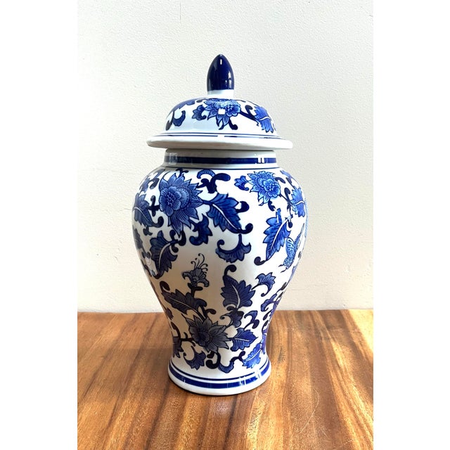 Large Classic blue and white floral Chinoiserie ginger jar in excellent condition Adds instant style to any decor Unmarked B7