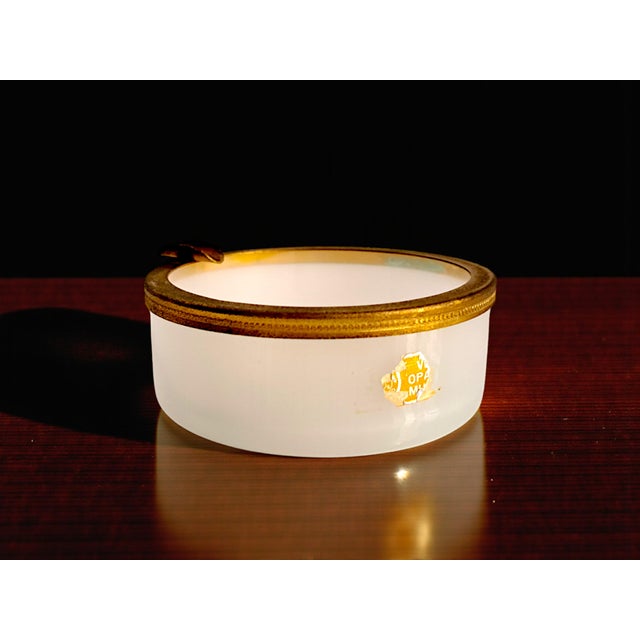 Add a touch of understated elegance to your decor with this graceful white opaline glass ashtray, vintage from the 1960s....
