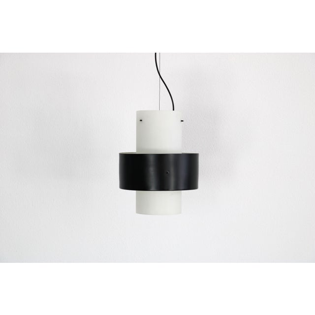 Mid-Century Modern Pendant Light inSatin Glass with Black Painted Aluminum Ring from Stilnovo, 1950s For Sale - Image 3 of 15