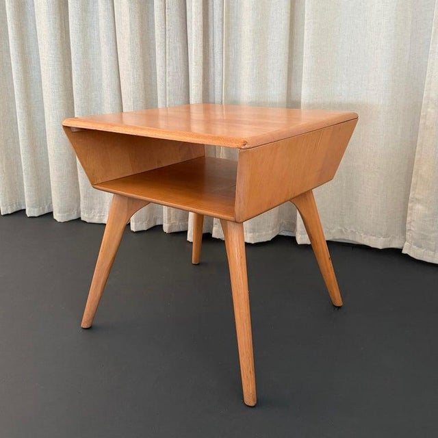 This iconic Mid-Century Modern open side table is by Heywood-Wakefield "Aristocraft" model M364. This solid maple lamp...