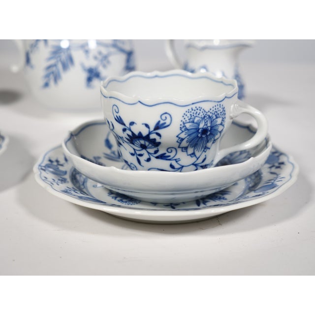 Blue Classic Meissen Porcelain Coffee and Tea Service in the Onion Pattern Design, 1960s from Meissen Porcelain, Set of 11 For Sale - Image 8 of 9