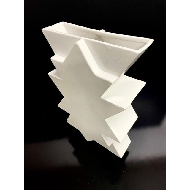 Sculptural Ilios Vase in Ceramic by Florio Paccagnella for Memphis Milano Group. 1990s For Sale - Image 6 of 7