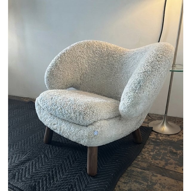 Mid-Century Modern Pelican Lounge Chair in Sheepskin and Walnut by Finn Juhl For Sale - Image 3 of 5