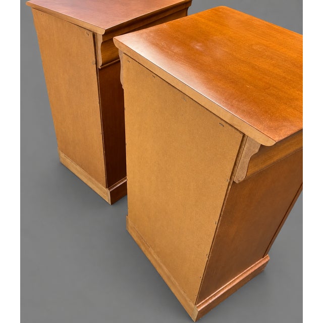Pair of Louis Philippe Style Nightstands by HPL Shermag – Made in Canada Beautiful pair of Louis Philippe style...