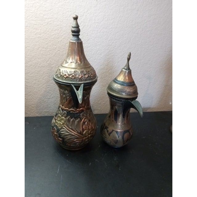 VTG Pair of Hammered Bronze Dallah Pots in Gradient Sizes For Sale - Image 4 of 5